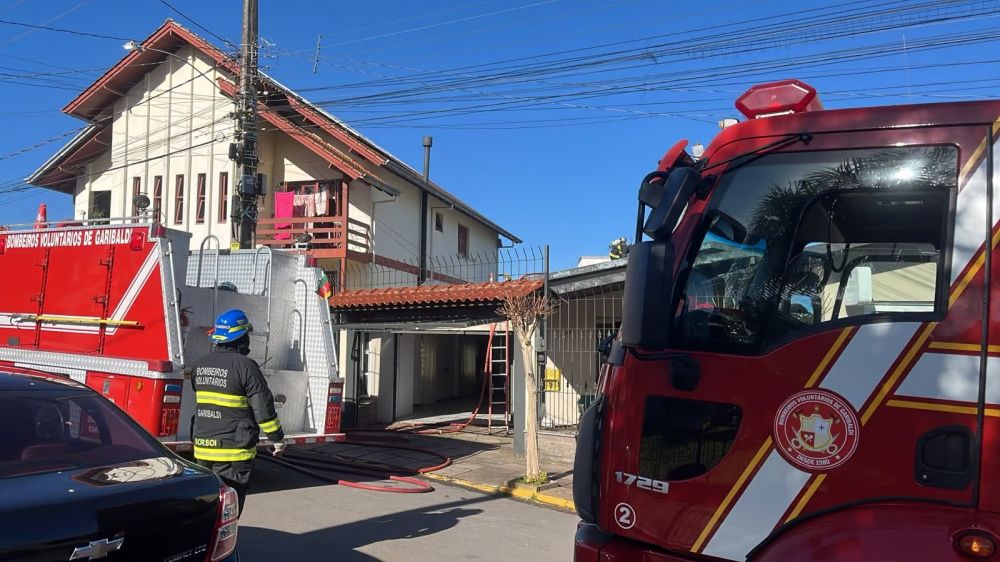 Incêndio atinge telhado de casa e mobiliza bombeiros em Garibaldi
