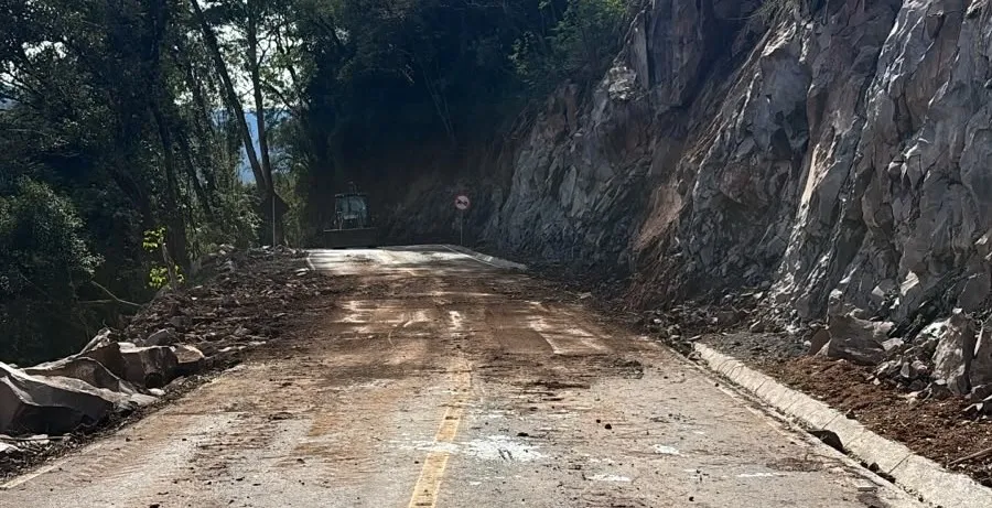 Queda de pedras bloqueia estrada recém-asfaltada em Bento Gonçalves