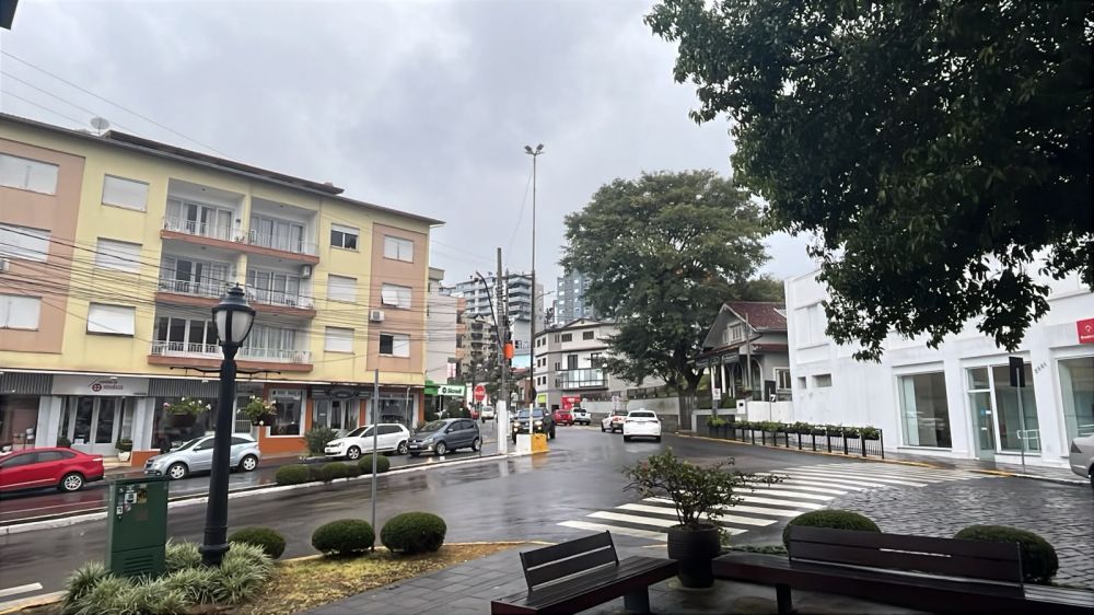 Chuva e frio de 7°C marcam o início da semana. Veja quando o tempo muda