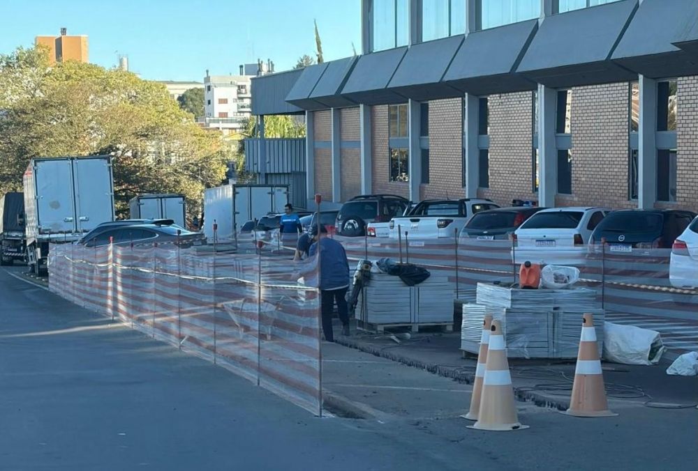 Supermercado Cairú troca vagas de estacionamento por calçada para pedestres