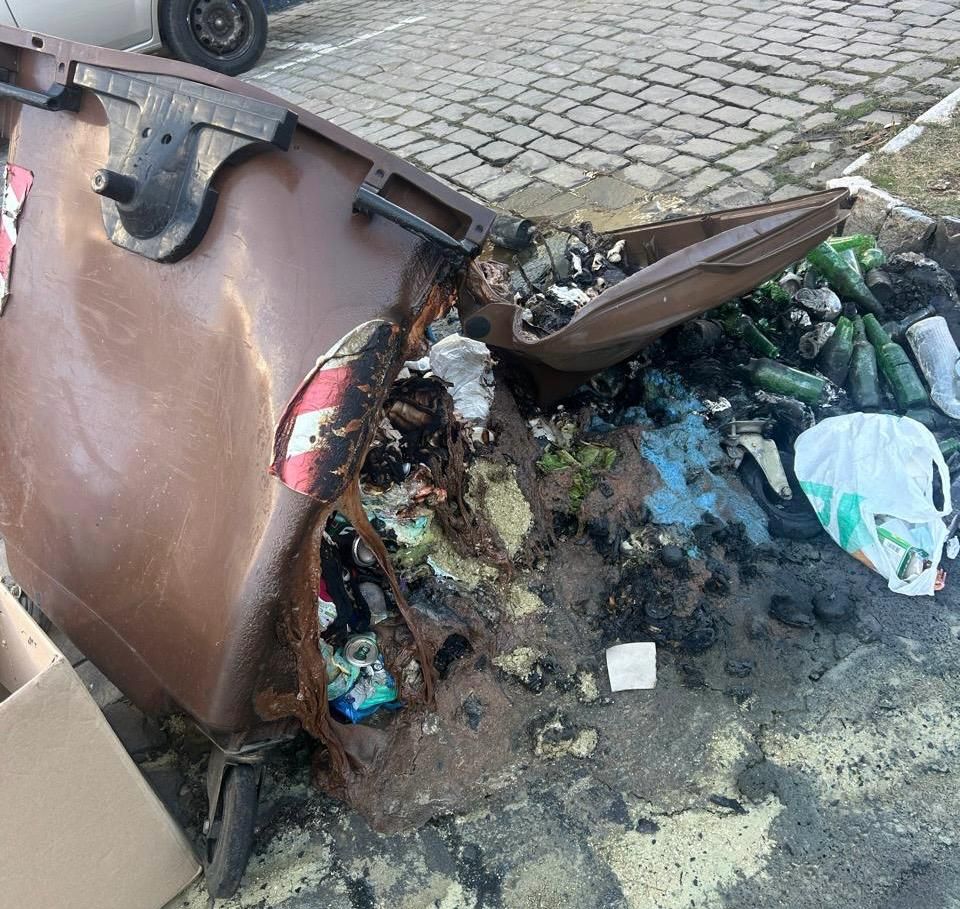 Contêineres de lixo amanhecem destruídos por fogo no Centro de Garibaldi 