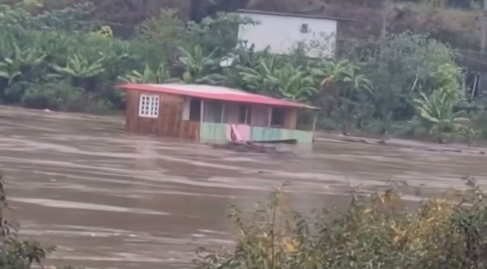 Força da correnteza no Rio das Antas engole casa em Linha Alcântara 