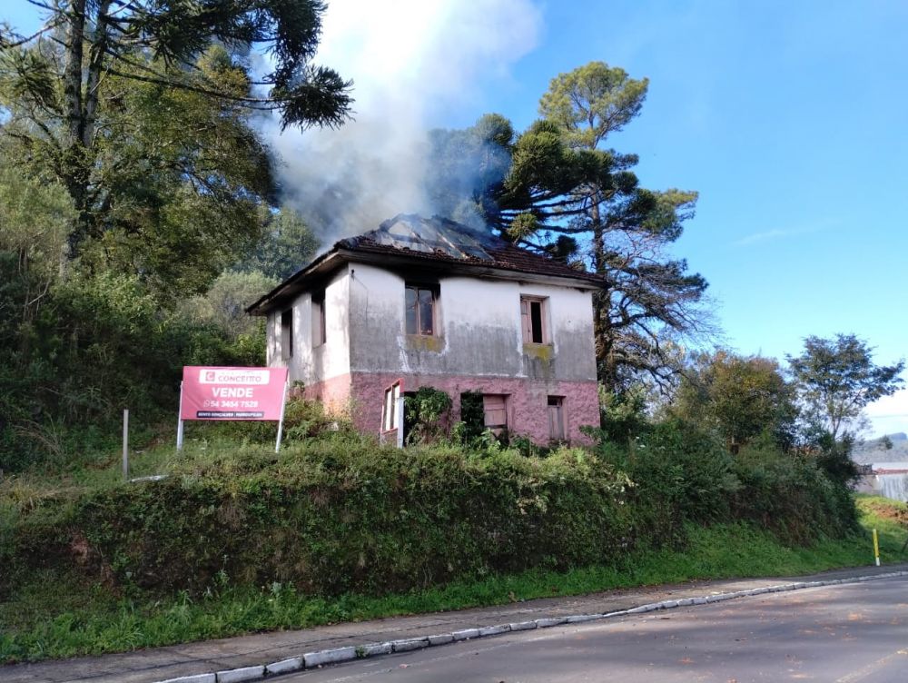 Incêndio destrói antiga casa ligada à família fundadora da Vinícola Tamandaré