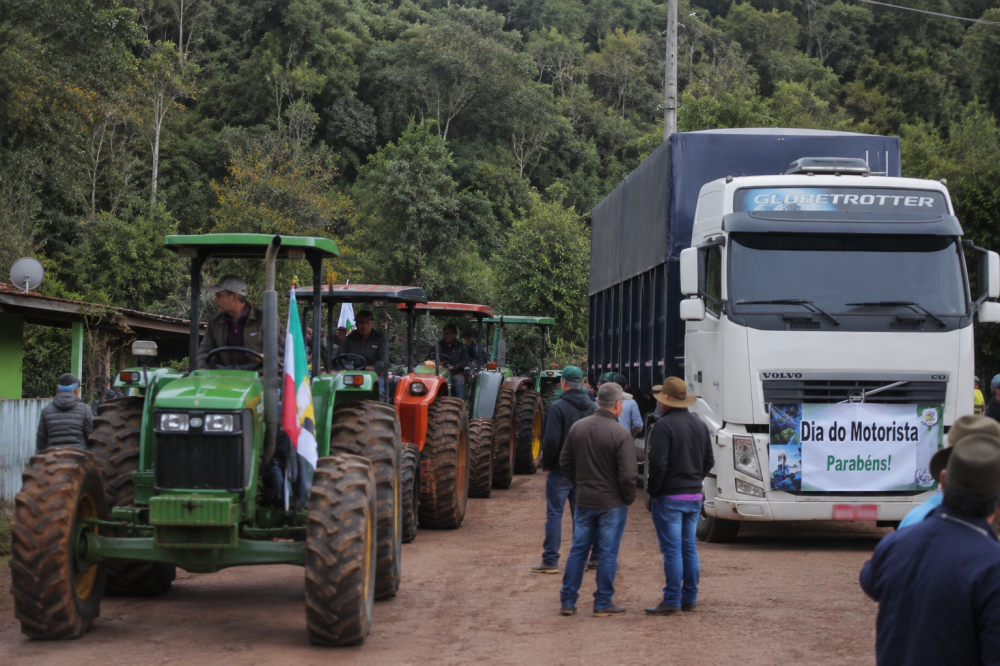 Tratores tomam as ruas e celebram quem move o campo e a economia neste sábado
