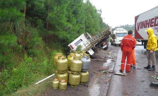 Colisão entre dois caminhões na RSC-453 em Farroupilha