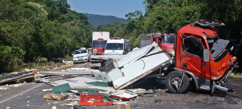 Acidente envolvendo três caminhões na ERS-446 deixa rodovia bloqueada