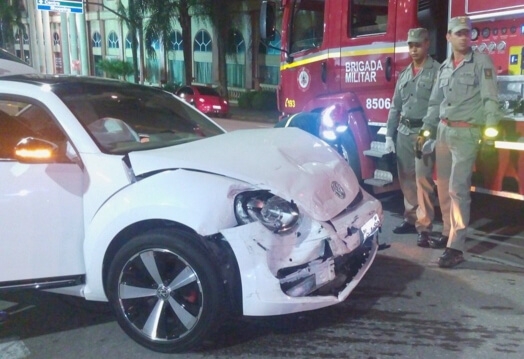 Veículo capota após colisão em Bento Gonçalves