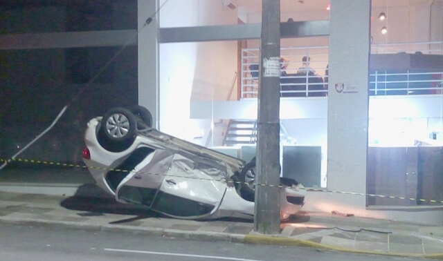 Veículo capota após colisão em Bento Gonçalves