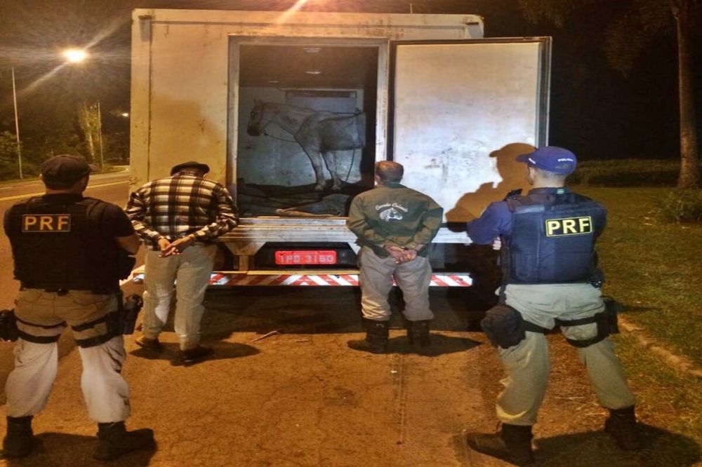  PRF prende dois com caminhão furtado na BR-470