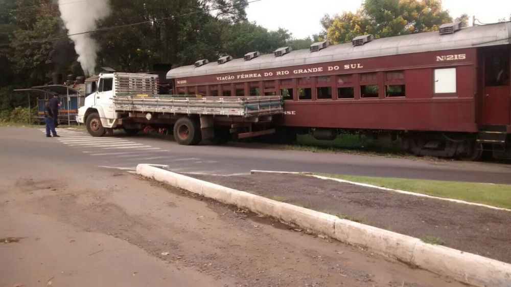 Maria Fumaça colide com caminhão no trevo de Garibaldi