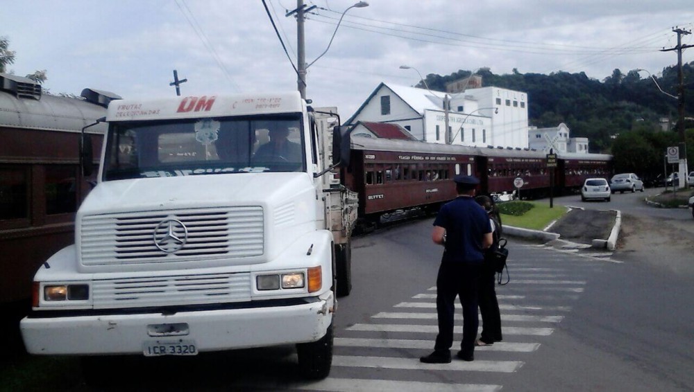 Maria Fumaça colide com caminhão no trevo de Garibaldi