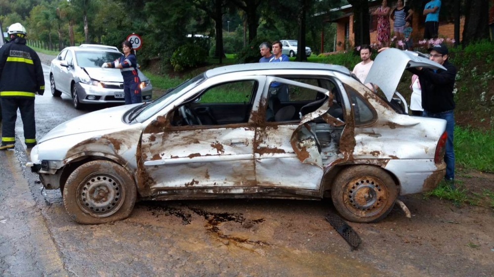 Condutor bate em barranco na VRS-813 entre Garibaldi e Farroupilha