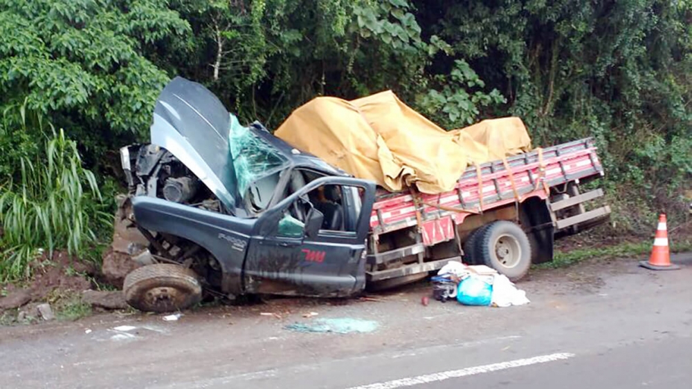 Motorista colide camionete em uma pedra na ERS 446 em São Vendelino