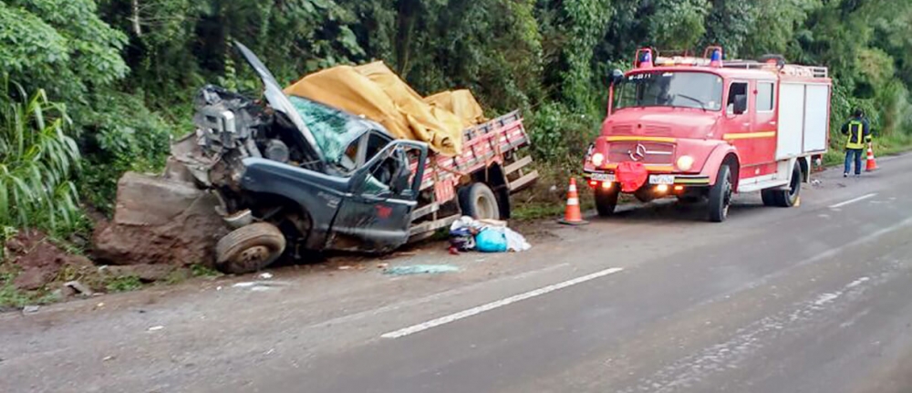 Motorista colide camionete em uma pedra na ERS 446 em São Vendelino