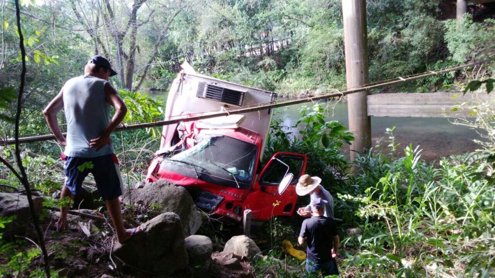 Motorista tomba caminhão de ponte na ERS 446