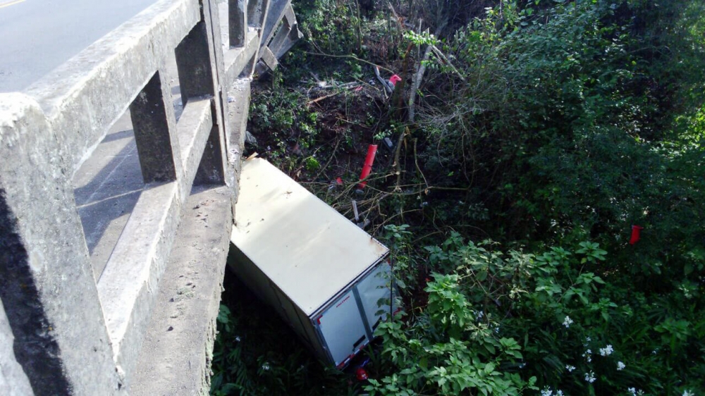 Motorista tomba caminhão de ponte na ERS 446