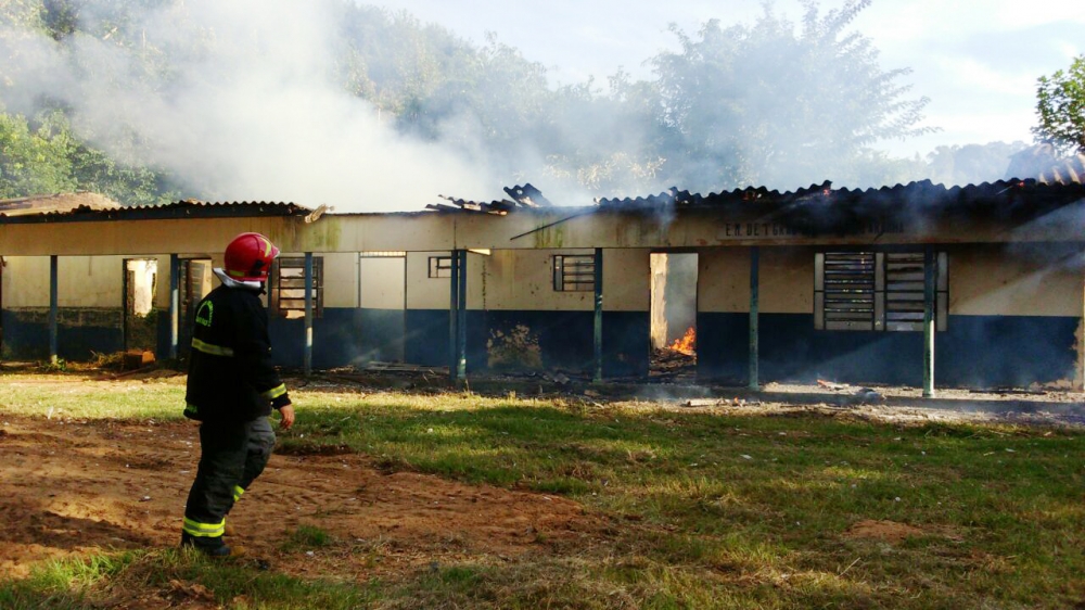 Prédio de escola na Linha São Jorge é consumido pelo fogo em Garibaldi