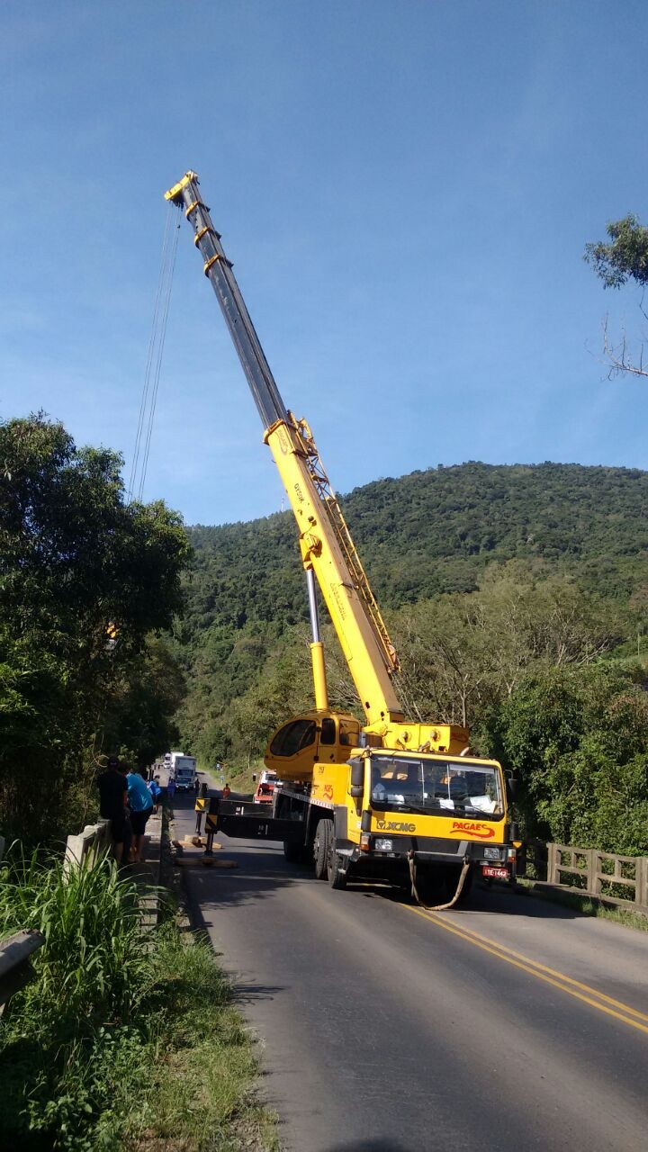 ERS - 446  fica bloqueada para remoção de caminhão