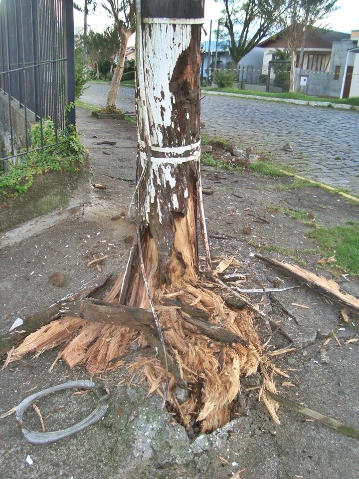 Atrás da mulher, caminhoneiro derruba placas e postes em perseguição pelas ruas de  Carlos Barbosa