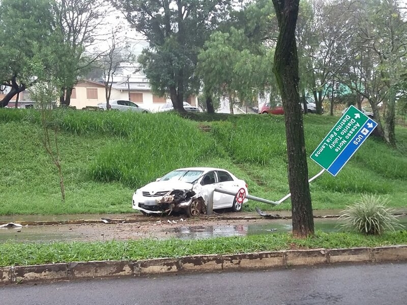 Mulher fica ferida após perder o controle do veículo e atingir placa de sinalização