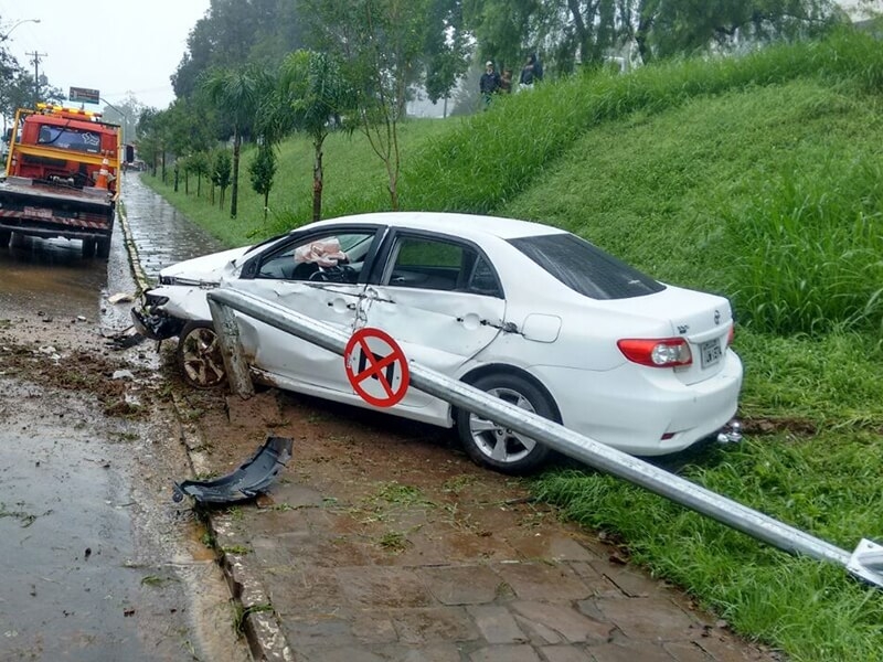 Mulher fica ferida após perder o controle do veículo e atingir placa de sinalização