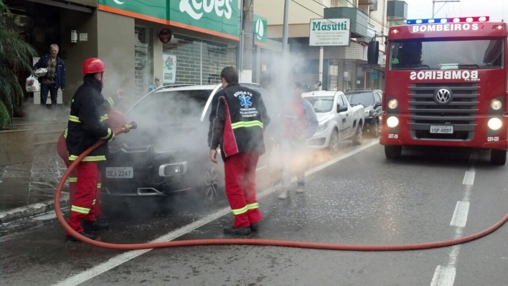 Veículo pega fogo no centro de Garibaldi