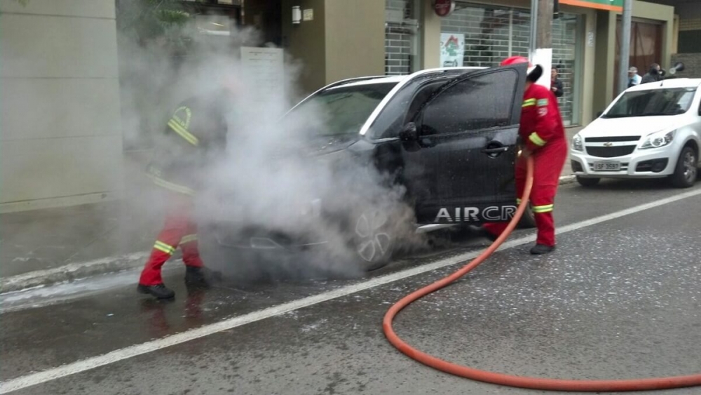 Veículo pega fogo no centro de Garibaldi