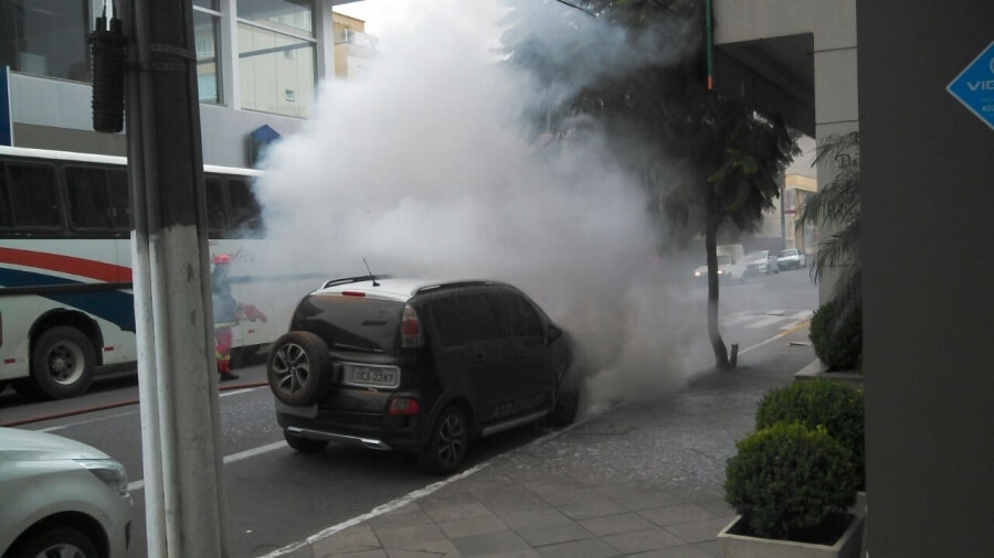 Veículo pega fogo no centro de Garibaldi