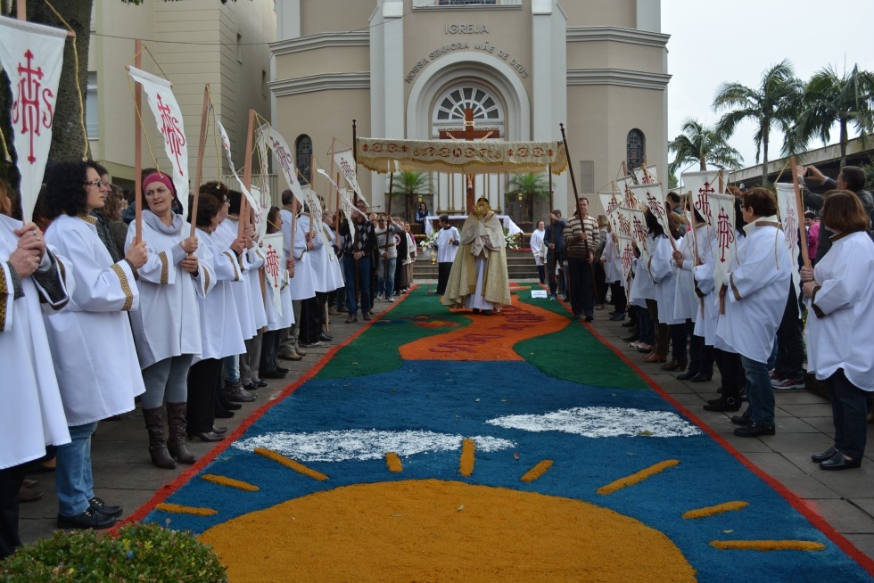 Celebração de Corpus Christi atrai grande público em Carlos Barbosa e Garibaldi