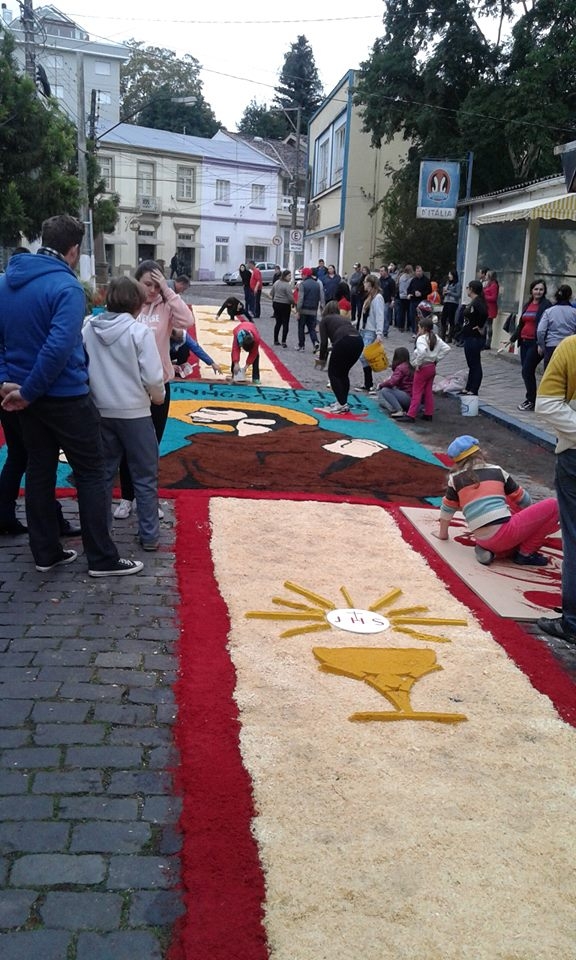 Celebração de Corpus Christi atrai grande público em Carlos Barbosa e Garibaldi