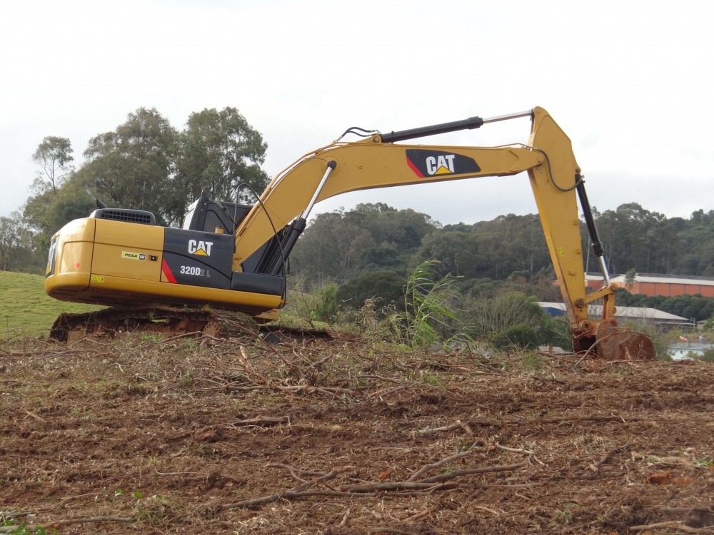 Iniciam os trabalhos de terraplenagem na nova área da ACI