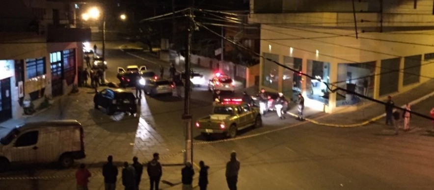 Confronto entre bandidos e polícia deixa um morto e três feridos em Garibaldi