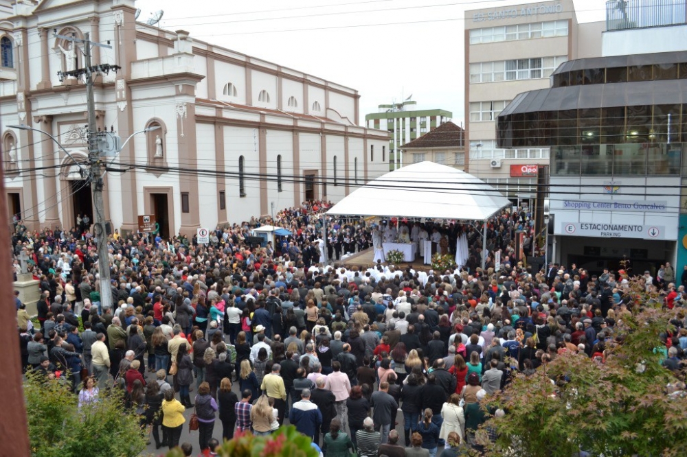 Feriado, festa e distribuição de pães no dia de Santo Antônio em Bento