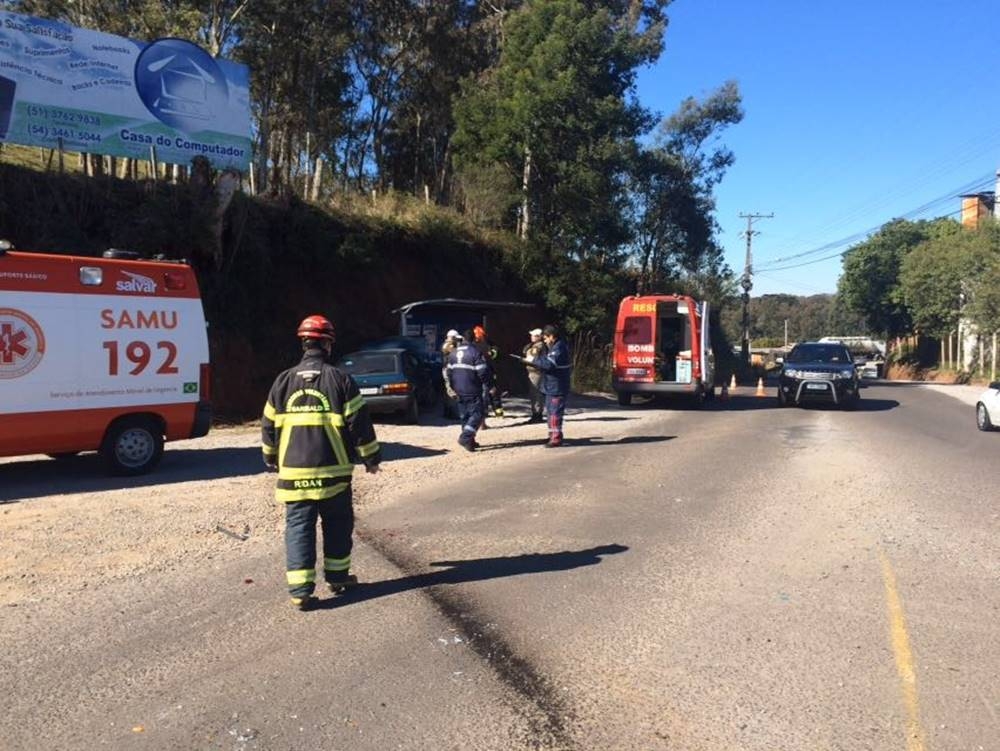 Mulher perde controle do veículo e colide contra parada de ônibus em Garibaldi