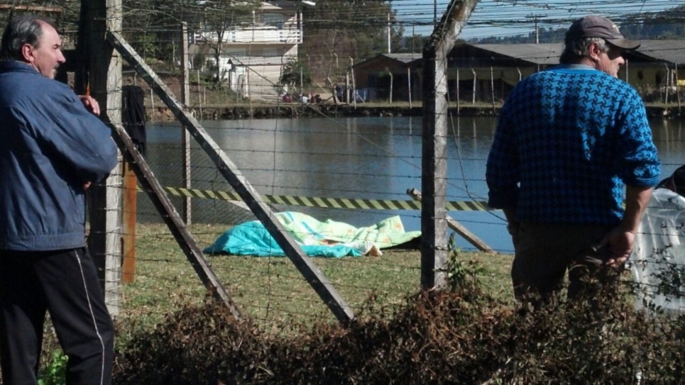 Barco com pai e filho vira em meio a açude e faz uma vítima em Vila Rica