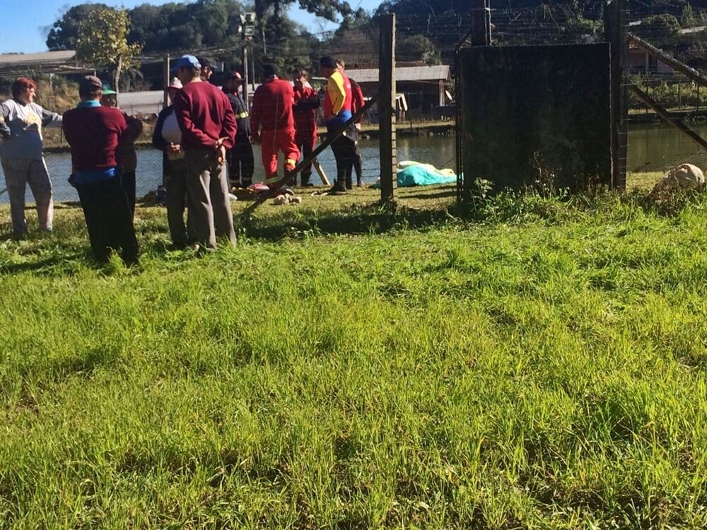 Barco com pai e filho vira em meio a açude e faz uma vítima em Vila Rica