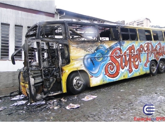 Bento Gonçalves: Vândalo atea fogo em ônibus de Banda Musical