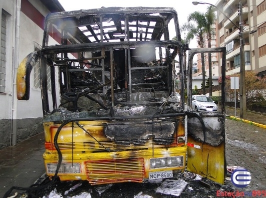 Bento Gonçalves: Vândalo atea fogo em ônibus de Banda Musical
