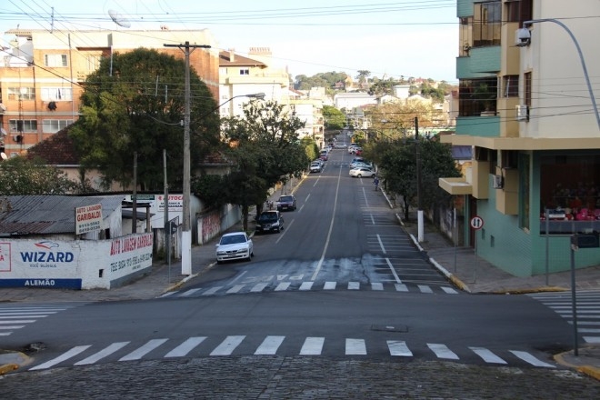 Av. Presidente Vargas passa a ter mão única em Garibaldi