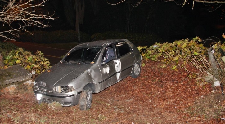 Motorista foge após colidir contra revenda de automóveis em Carlos Barbosa