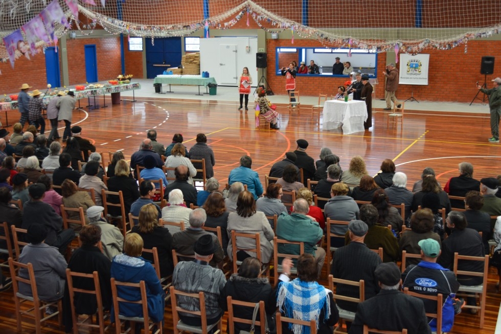 Cerca de 500 idosos participam da Festa Junina em Carlos Barbosa