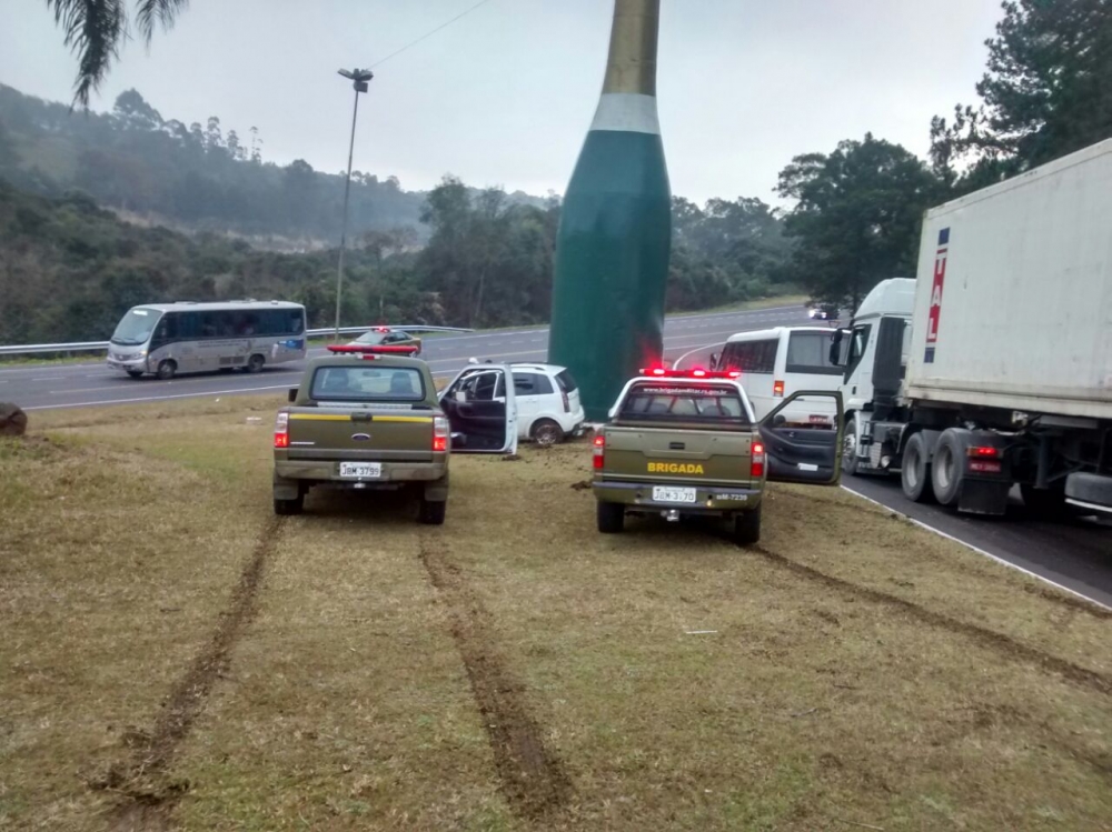 Assalto, perseguição e capotamento no trevo da Fenachamp