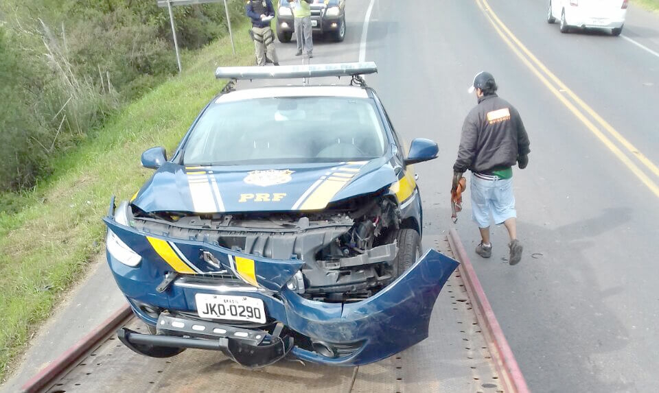 Caminhão colide em viatura da PRF na BR 470 em Garibaldi