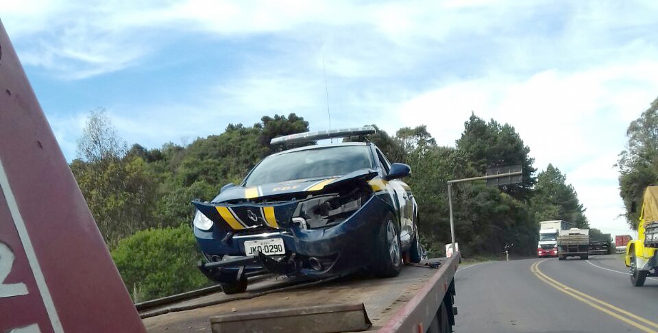 Caminhão colide em viatura da PRF na BR 470 em Garibaldi