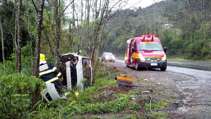 Motorista perde controle e capota veículo na ERS - 446