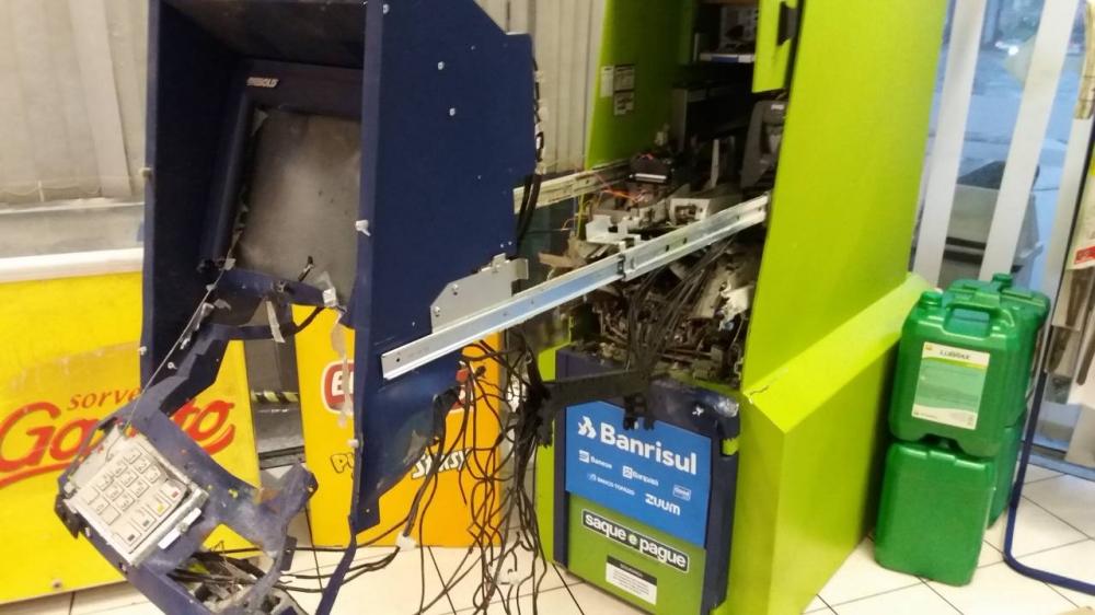 Criminosos explodem caixa eletrônico em loja de conveniência em Farroupilha