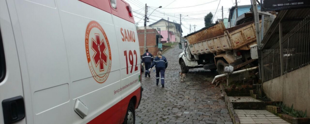 Caminhão da prefeitura de Bento Gonçalves atinge casa no bairro Ouro Verde