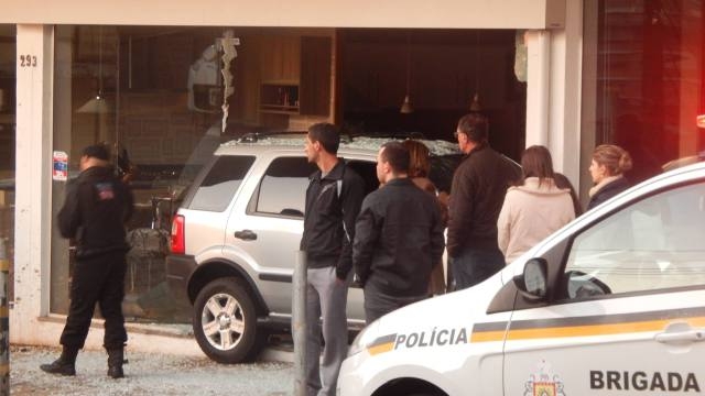 Carro atinge loja no Centro de Bento Gonçalves