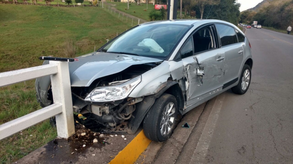 Por pouco, motorista não cai de ponte na rodovia entre São Vendelino e Carlos Barbosa