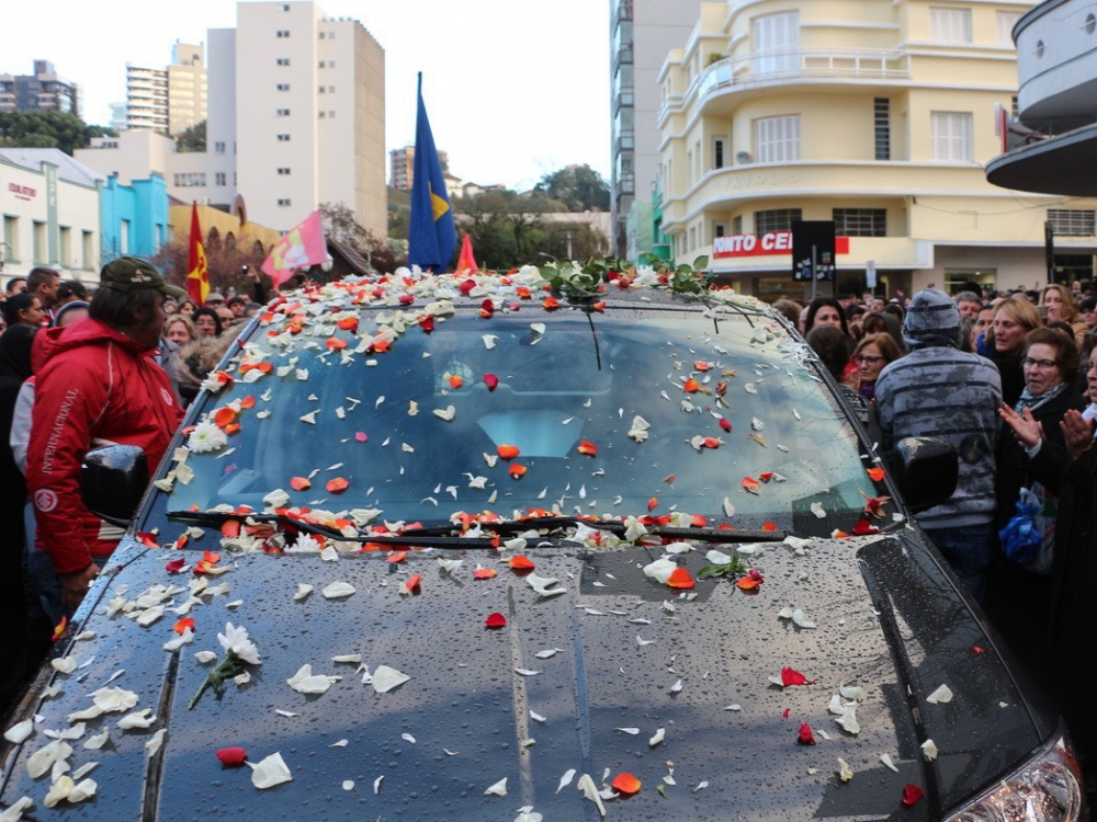 Dezenas de pessoas prestaram a última homenagem ao ex-prefeito Lunelli